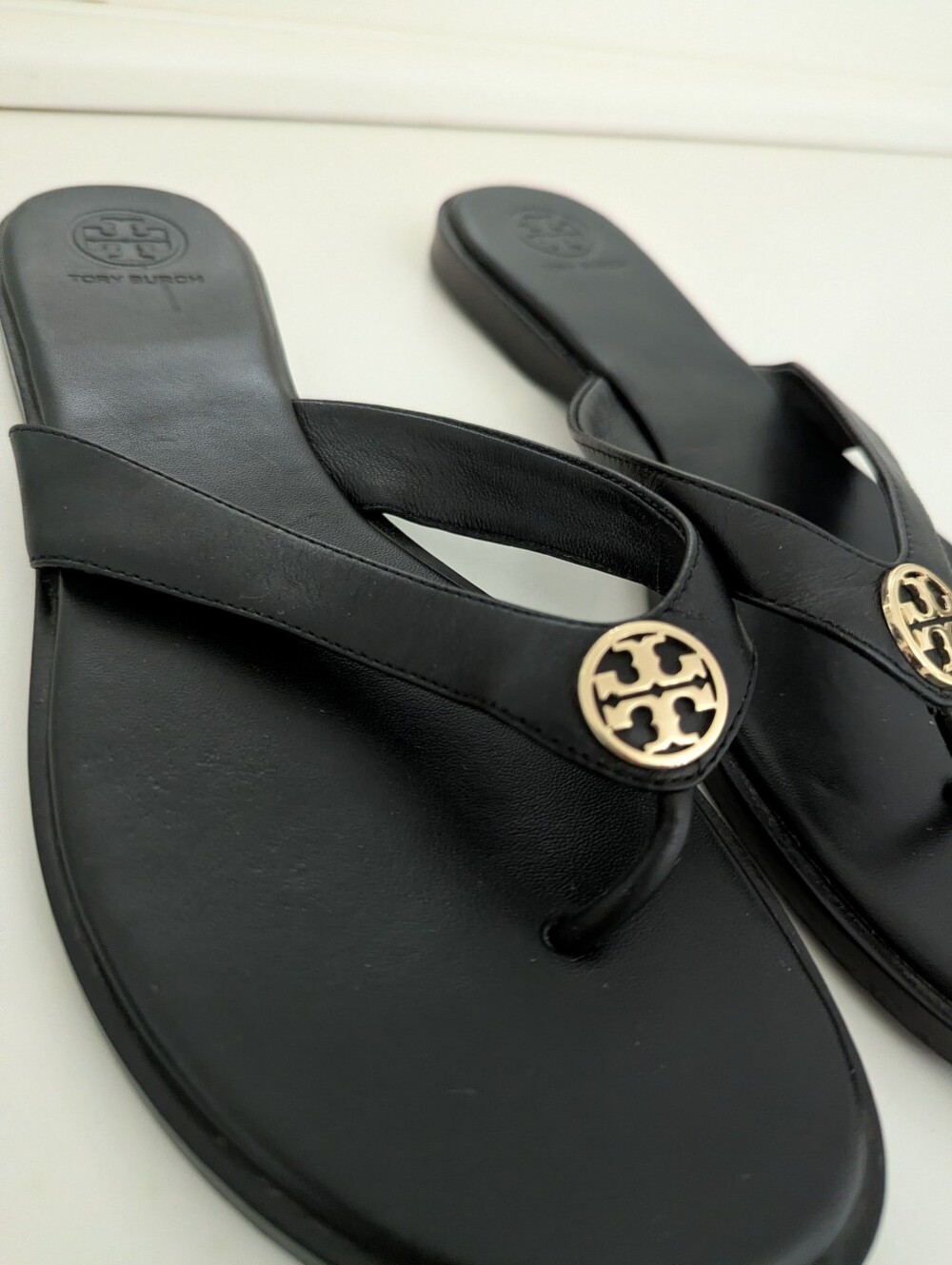 EUC! Tory Burch Benton Thong Sandal In Black Leather Size 9 - Picture 3 of 15